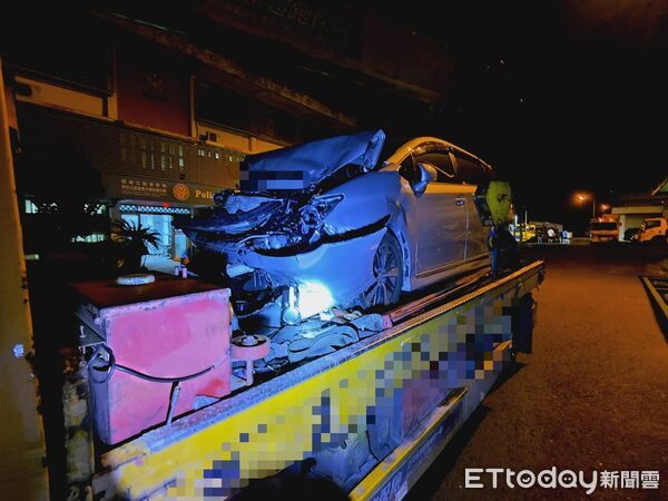 ▲國道1號南向麻豆路段29日晚間發生8車連環追撞事故，造成6人輕傷送醫。（記者林東良翻攝，下同）