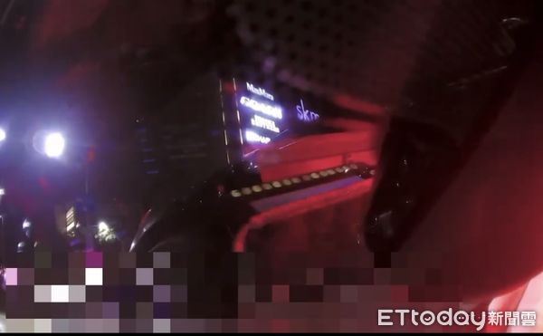 ▲▼失控畫面曝！高雄汽車左轉失控「騎上計程車」　路人諷：神仙技術。（圖／記者賴文萱翻攝）