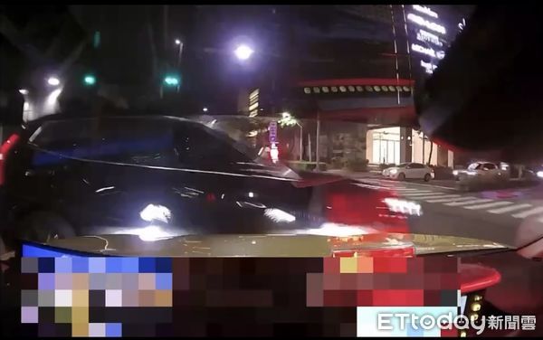 ▲▼失控畫面曝！高雄汽車左轉失控「騎上計程車」　路人諷：神仙技術。（圖／記者賴文萱翻攝）