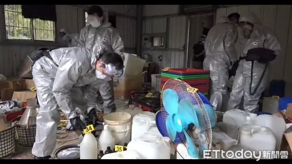 ▲南投檢警溯源，瓦解藏身於國有山坡地保育區的製毒集團，圖為現場鑑識採證情形。（圖／記者高堂堯翻攝，下同）