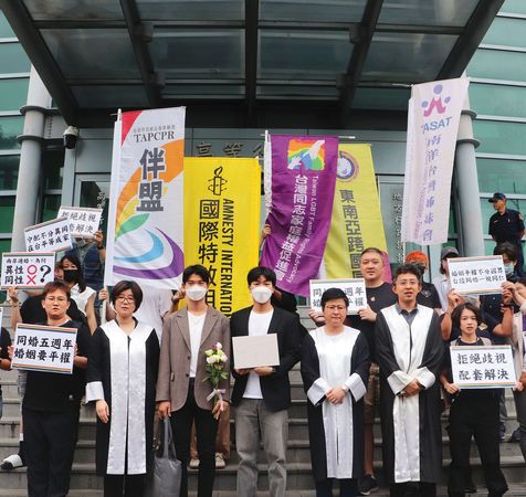 台灣伴侶權益推動聯盟律師團協助Alvin和Jim發起訴訟，希望落實婚姻平權。（簡至潔提供）