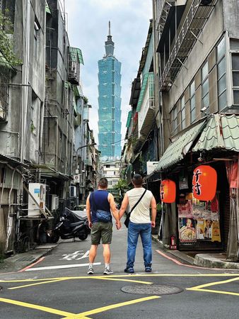 Winsen（左）時隔多年來台，讚TPASS卡很好用，圖為他們與台北一○一合照。（Ben提供）