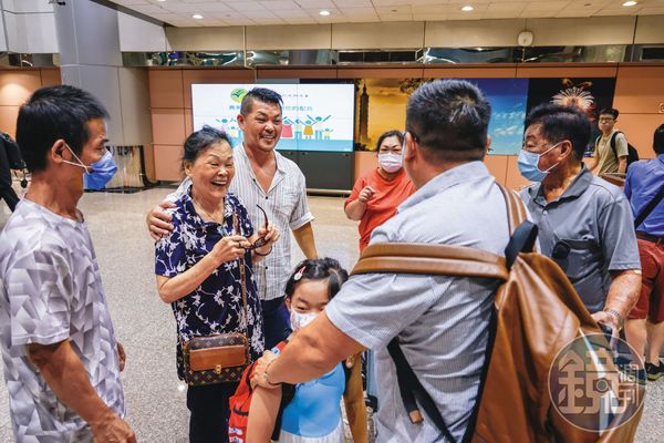 Ben（左3）的家人等候在機場入境大廳，看到2人後露出開心的笑容。