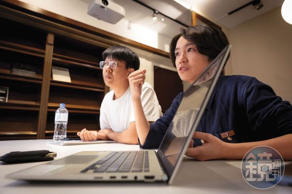 蔡佳樺（右）和洪羽伶（左）都是兩岸同婚權益促進會幹部，提供當事人協助和分享資訊經驗。