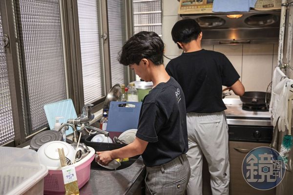 遠距離戀愛聚少離多，婚後蔡佳樺（前）與Vicky（後）一起居家生活。