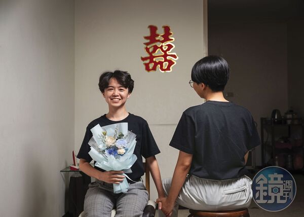 蔡佳樺（左）與Vicky（右）今年1月飛往塞班島結婚，5月在台灣登記結婚。