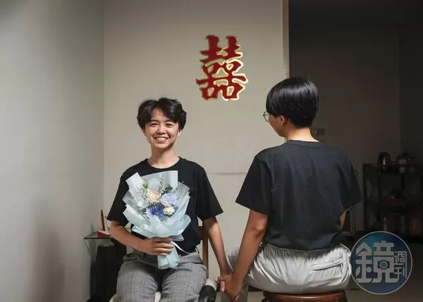 蔡佳樺（左）與Vicky（右）今年1月飛往塞班島結婚，5月在台灣登記結婚。