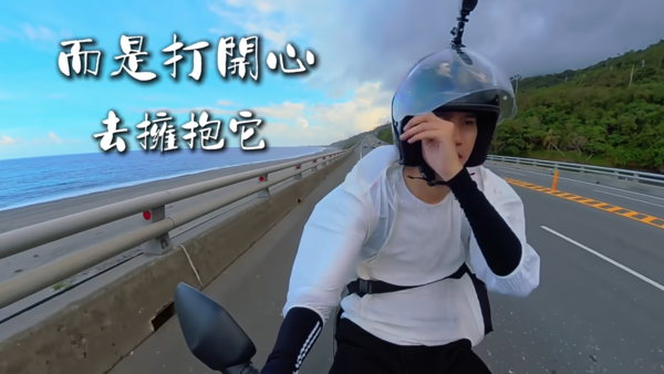 ▲▼Andy機車環島出狀況，一路上熱心人打氣他哽咽淚崩。（圖／翻攝自YouTube）