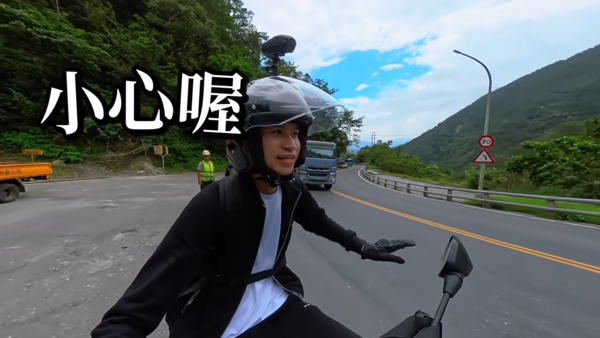 ▲▼Andy機車環島出狀況，一路上熱心人打氣他哽咽淚崩。（圖／翻攝自YouTube）