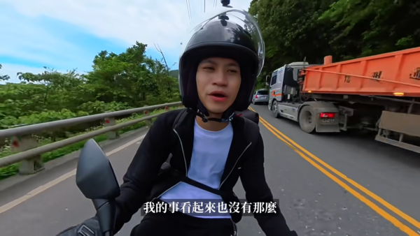 ▲▼Andy機車環島出狀況，一路上熱心人打氣他哽咽淚崩。（圖／翻攝自YouTube）