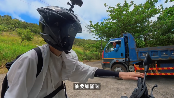 ▲▼Andy機車環島出狀況，一路上熱心人打氣他哽咽淚崩。（圖／翻攝自YouTube）