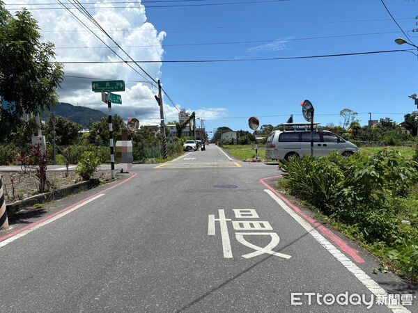 ▲花蓮路口對撞車禍，騎士連人帶車噴進農田裡。（圖／記者王兆麟翻攝，下同）