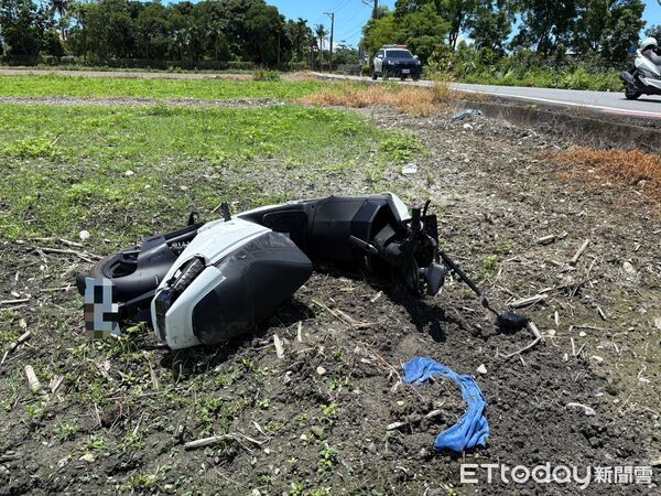 ▲花蓮路口對撞車禍，騎士連人帶車噴進農田裡。（圖／記者王兆麟翻攝，下同）