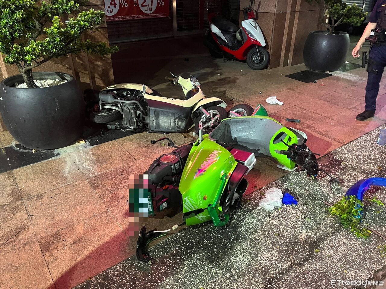 刷一整排汽機車！高雄男恍神連撞路邊6車　一片狼籍畫面曝