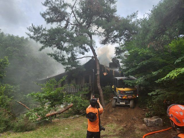 ▲▼南韓首爾市城北區名勝古蹟「城北洞別墅」30日中午起火燃燒。（圖／城北區廳）