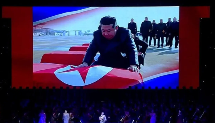 ▲▼北韓士兵戰死俄烏！金正恩「輕撫棺木」畫面曝。（圖／翻攝自朝鮮中央電視台）