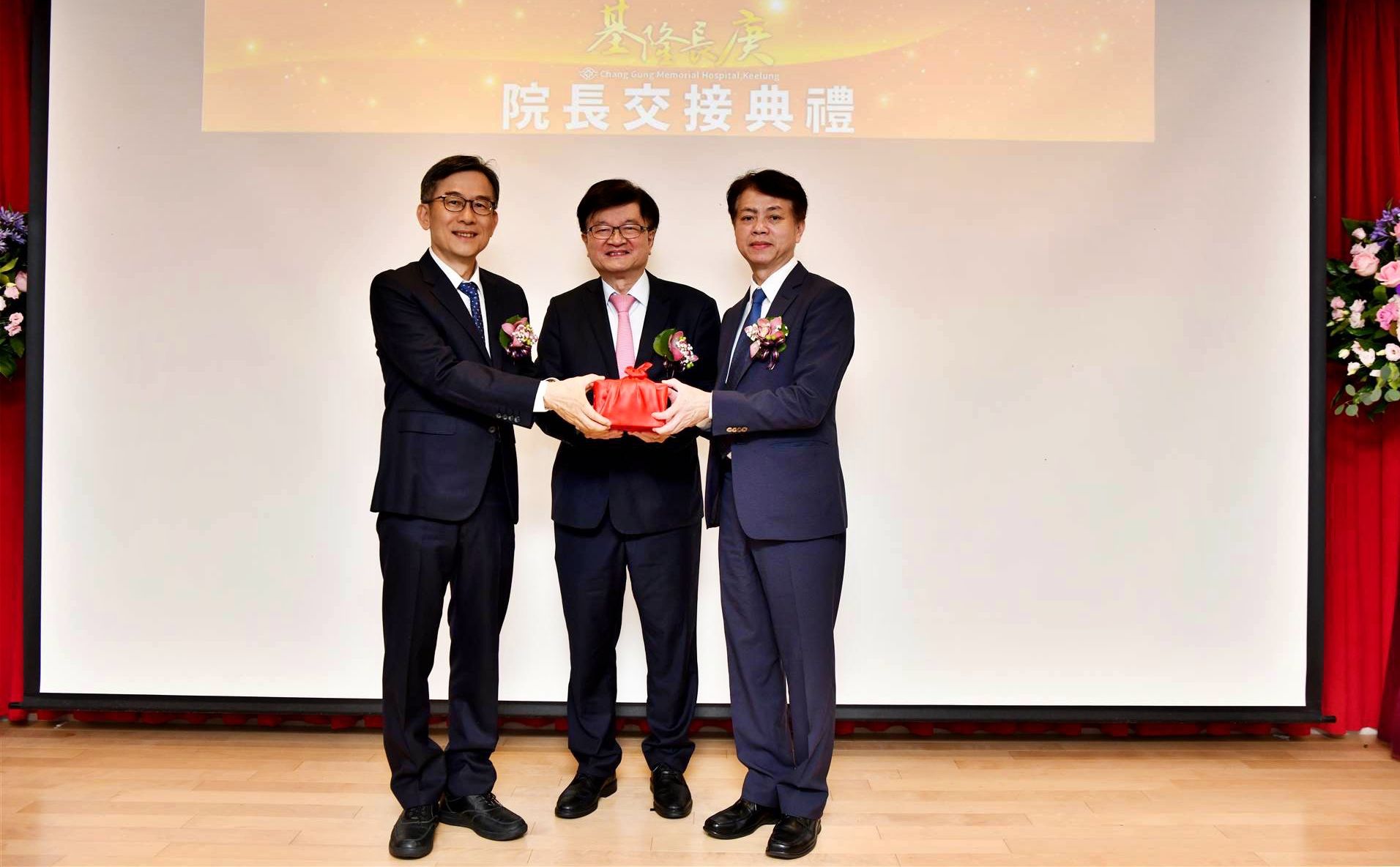 ▲基隆長庚院長交接！吳俊德接棒領航 賴旗俊轉任土城醫院。（圖／記者郭世賢翻攝）