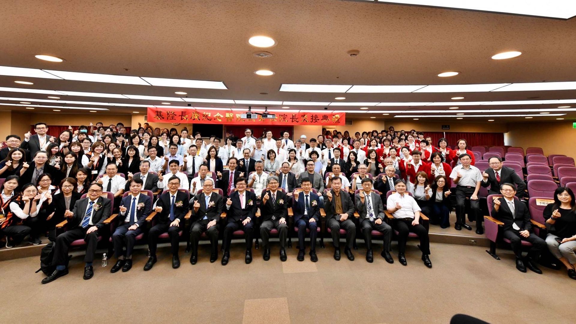 ▲基隆長庚院長交接！吳俊德接棒領航 賴旗俊轉任土城醫院。（圖／記者郭世賢翻攝）