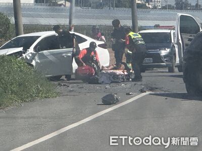 雲林莿桐交叉路口2車相撞！車頭爛毀、零件四散　2女駕駛送醫