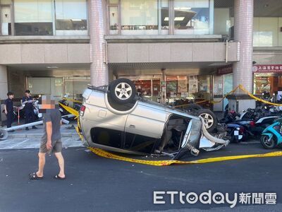 三重翻車！男「陽光太刺眼」失控撞燈桿　橫掃19輛機車