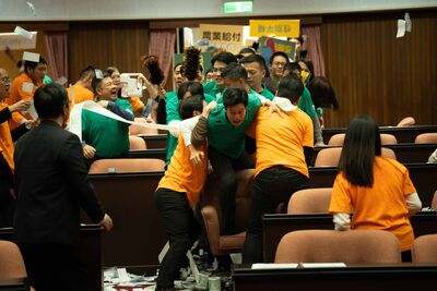 台劇創舉「首度拍進立法院」 薛仕凌《與惡2》被小豬撲滿砸頭!