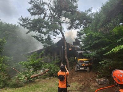 南韓首爾名勝古蹟「不明原因」起火自燃　消防隊破壞屋頂滅火