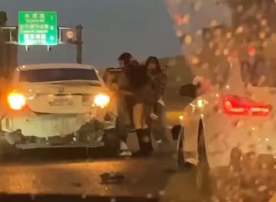 台74線3車連環撞釀6傷　白車走出4女「熱褲馬靴妹」超搶鏡　