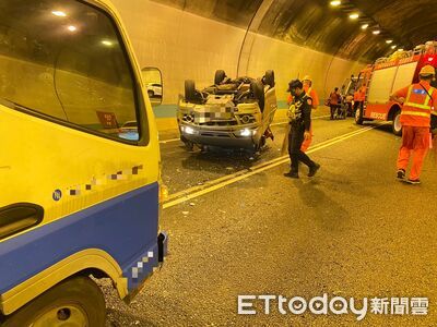 國3木柵隧道小貨車左偏追撞！害婦人翻車　2駕駛送醫