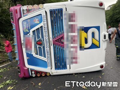 快訊/新竹綠世界前「遊覽車翻覆」 駕駛搶救無效宣告死亡