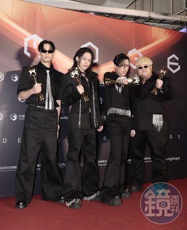 TRASH奪得第36屆金曲獎最佳樂團獎，團員由左至右為博文、頤原、阿夜、魁剛。