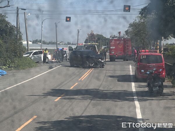 ▲▼ 莿桐鄉孩沙里往三汴頭方向，今日一早發生2部自小客車碰撞意外   。（圖／記者白珈陽翻攝）
