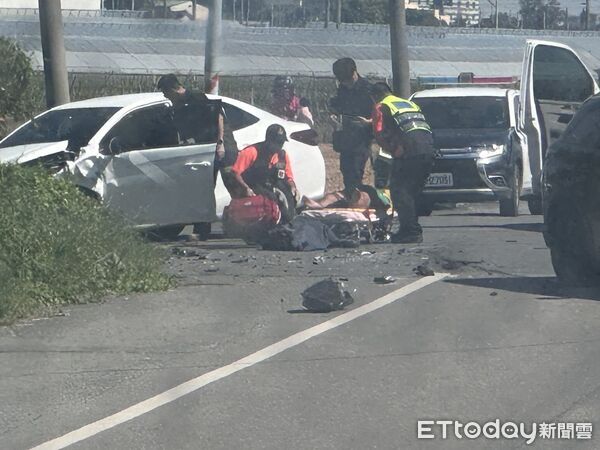 ▲▼ 莿桐鄉孩沙里往三汴頭方向，今日一早發生2部自小客車碰撞意外   。（圖／記者白珈陽翻攝）