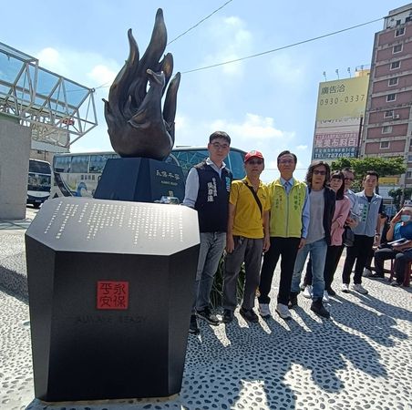 ▲彰化喬友大樓殉職消防員陳志帆紀念碑今滿4年舉行揭幕儀式。（圖／記者唐詠絮攝）