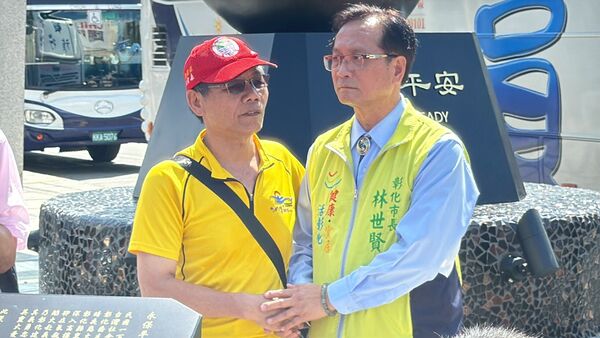 ▲彰化喬友大樓殉職消防員陳志帆紀念碑今滿4年舉行揭幕儀式。（圖／記者唐詠絮攝）