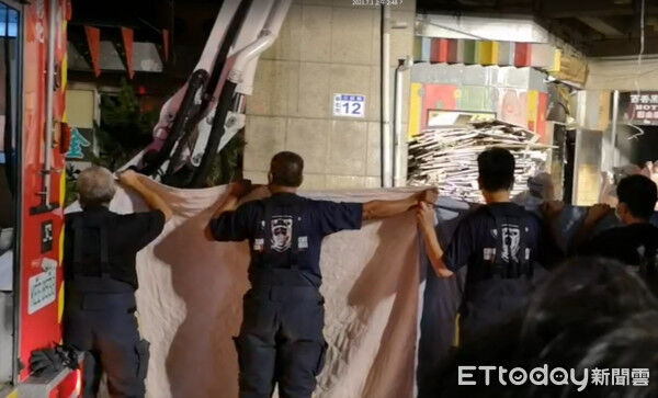 ▲彰化喬友大樓殉職消防員陳志帆紀念碑今滿4年舉行揭幕儀式。（圖／記者唐詠絮攝）