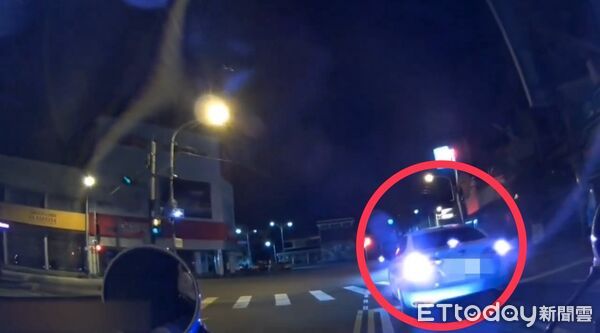 ▲男子駕車停等紅燈越線遭巡邏員警攔車盤查。（圖／吉安警分局提供，下同）