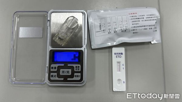 ▲男子駕車停等紅燈越線遭巡邏員警攔車盤查。（圖／吉安警分局提供，下同）