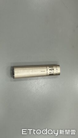 ▲男子駕車停等紅燈越線遭巡邏員警攔車盤查。（圖／吉安警分局提供，下同）