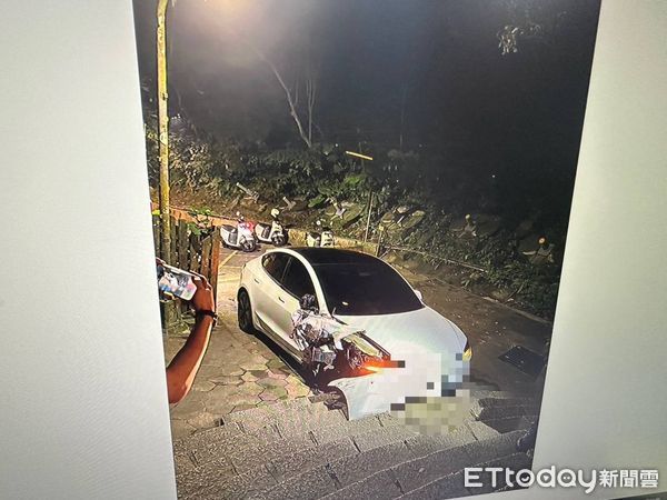 ▲蕭男駕駛特斯拉連續追撞路旁防撞桿、電箱、機車，並棄車逃離現場有危險駕駛、疑似酒駕情事。（圖／記者張君豪翻攝）