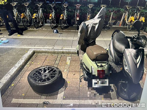 ▲蕭男駕駛特斯拉連續追撞路旁防撞桿、電箱、機車，並棄車逃離現場有危險駕駛、疑似酒駕情事。（圖／記者張君豪翻攝）