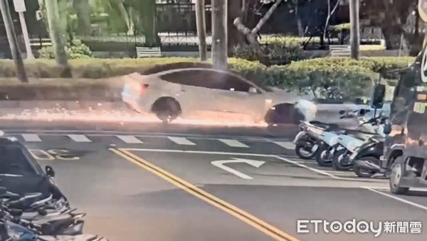 ▲蕭男駕駛特斯拉連續追撞路旁防撞桿、電箱、機車，並棄車逃離現場有危險駕駛、疑似酒駕情事。（圖／記者張君豪翻攝）