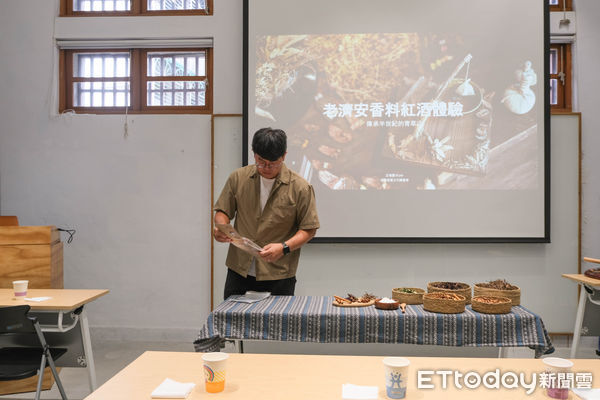 ▲「老濟安」的第三代傳人王柏諺分享青草茶功效，體驗製作台式香料紅酒包。（圖／記者彭懷玉攝）