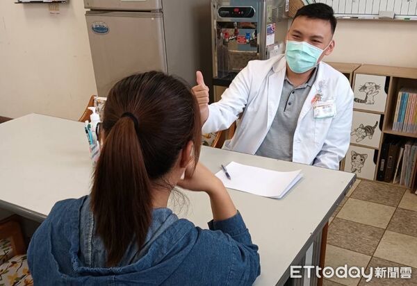 ▲南投醫院張瑋哲臨床心理師諮商情形。（圖／資料照，衛福部南投醫院提供）