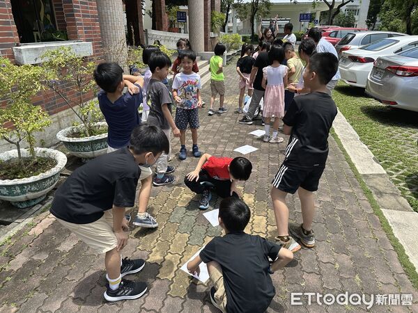 ▲▼  嘉市學生透過測量物體正午影子長短的方式，實地驗證太陽直射與地球傾斜軸心的地理現   。（圖／嘉義市政府提供）