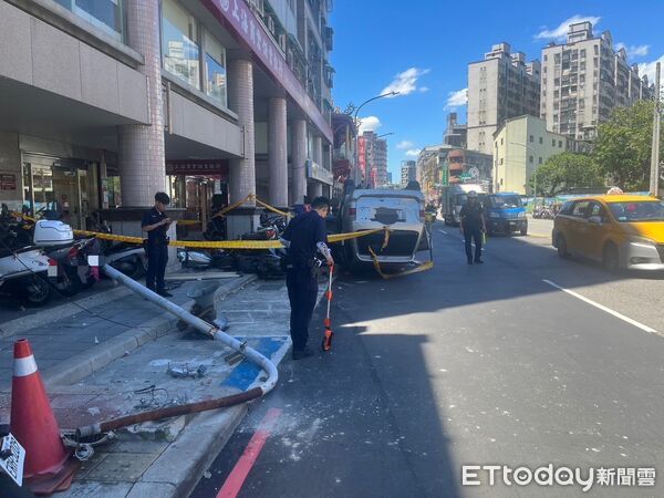 ▲▼ 新北市三重區自強路四段，今日上午10時許發生一起自撞事故  。（圖／記者陳以昇翻攝）