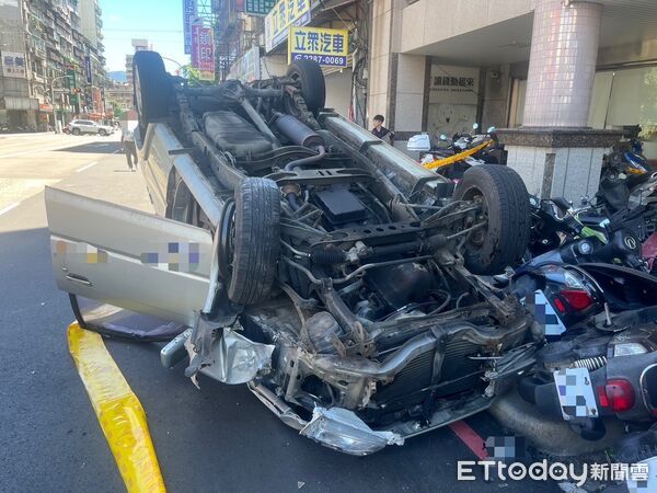 ▲▼ 新北市三重區自強路四段，今日上午10時許發生一起自撞事故  。（圖／記者陳以昇翻攝）
