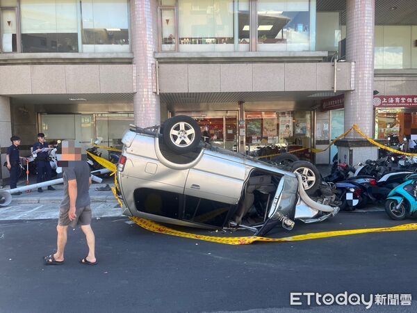 ▲▼ 新北市三重區自強路四段，今日上午10時許發生一起自撞事故  。（圖／記者陳以昇翻攝）