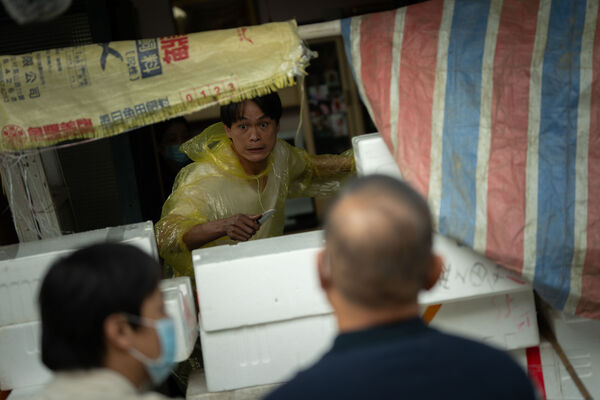 ▲《我們與惡的距離 II》7、8集進入疫情時代，深刻刻畫了當時的無奈。（圖／CATCHPLAY+ 提供）