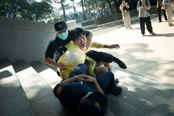 ▲《我們與惡的距離 II》7、8集進入疫情時代，深刻刻畫了當時的無奈。（圖／CATCHPLAY+ 提供）