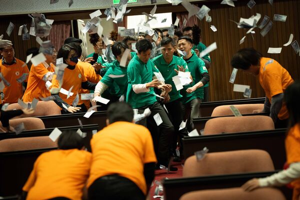 ▲《我們與惡的距離 II》7、8集進入疫情時代，深刻刻畫了當時的無奈。（圖／CATCHPLAY+ 提供）